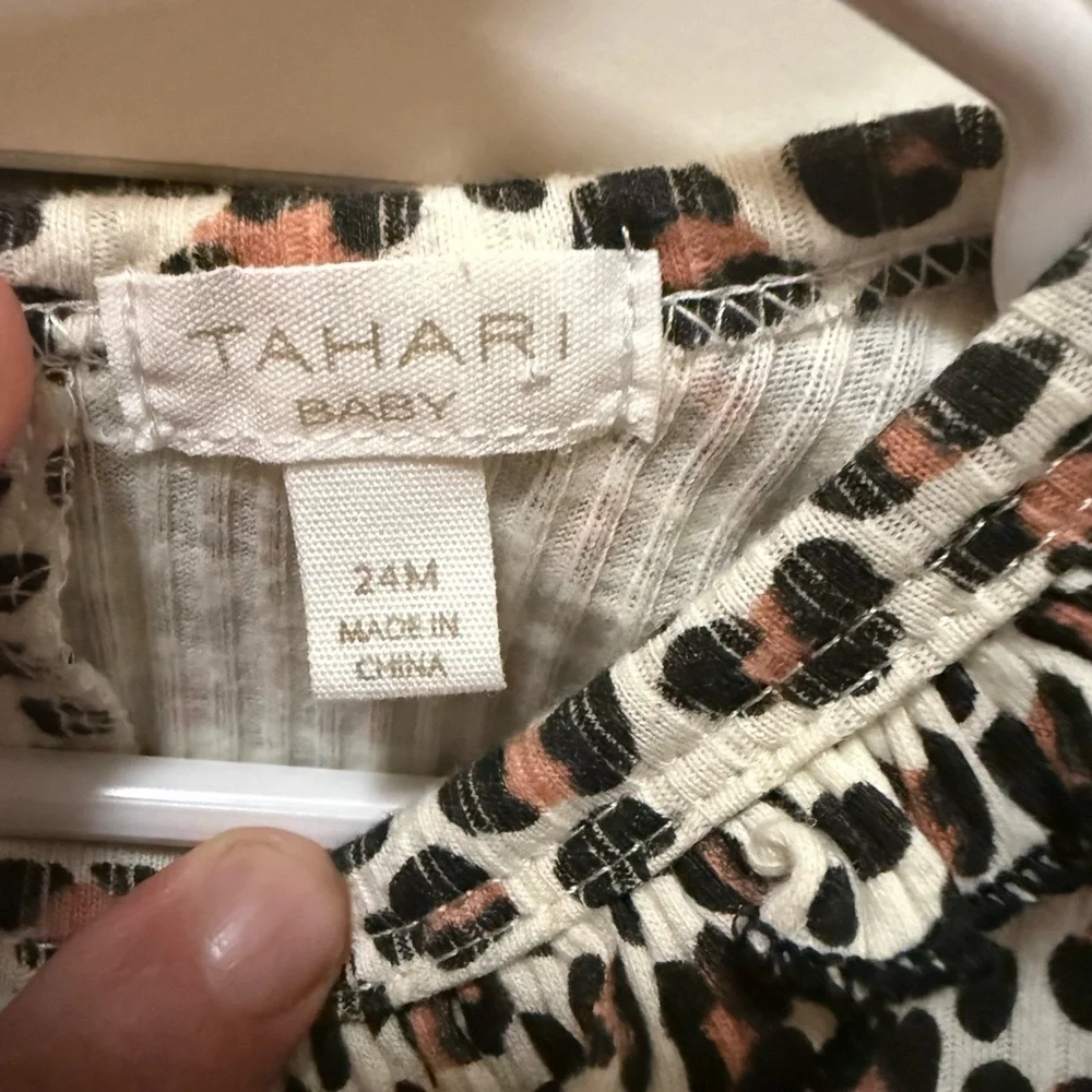 Tahari Baby Leopard Printed Long Sleeve Top - Picture 2 of 5